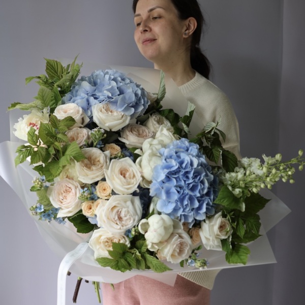 Sky-blue signature bouquet -  Размер M 