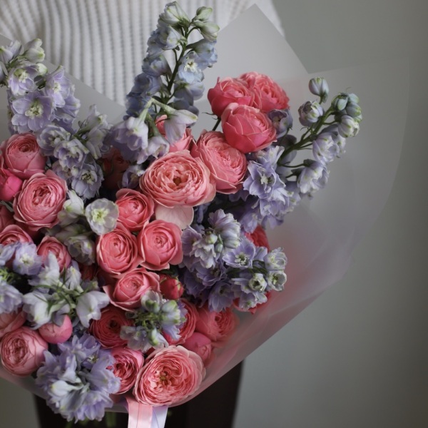 Spray garden Roses with Delphinium - Размер M