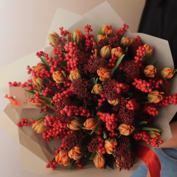 Tulips with Skimmia and Ilex Tulips with Skimmia and Ilex - Размер M