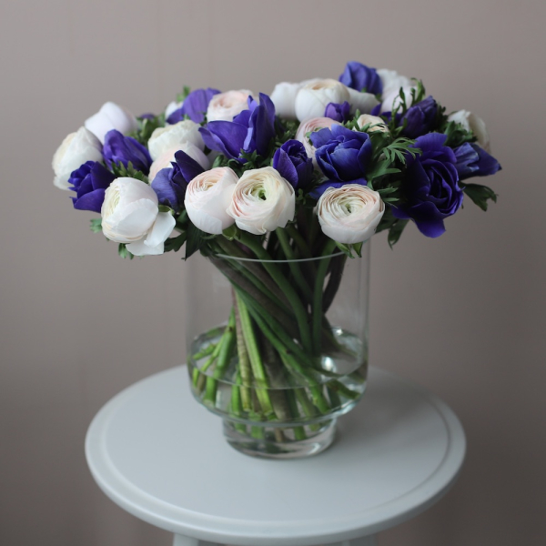 Anemone with Ranunculus in a vase - Размер M