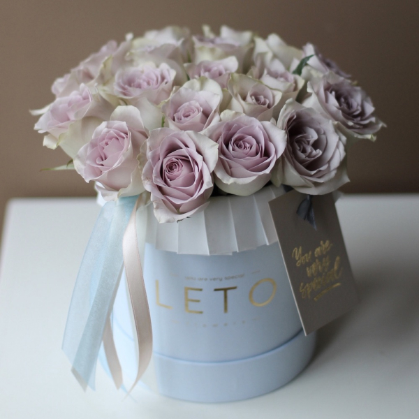 Lavender roses in a hat box - Размер S