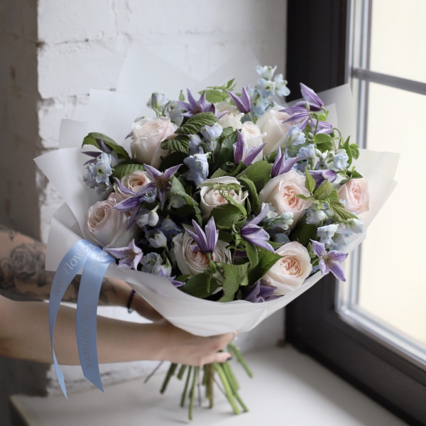 Garden Roses with Delphinium and Clematis -  Размер M 