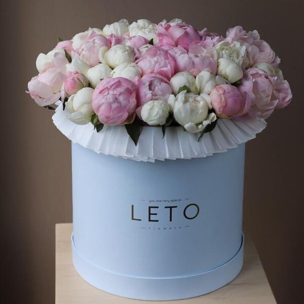 Mix of peonies in a hat box - Размер XL