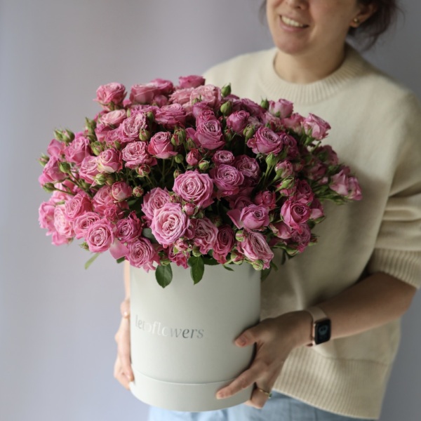 Spray roses in a hat box - Размер M