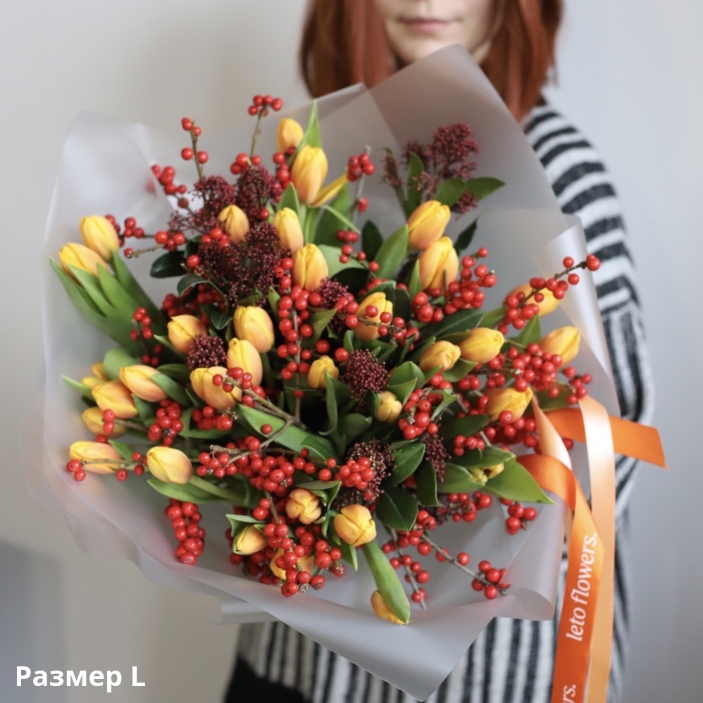 Tulips with Skimmia and Ilex Tulips with Skimmia and Ilex -  Размер L