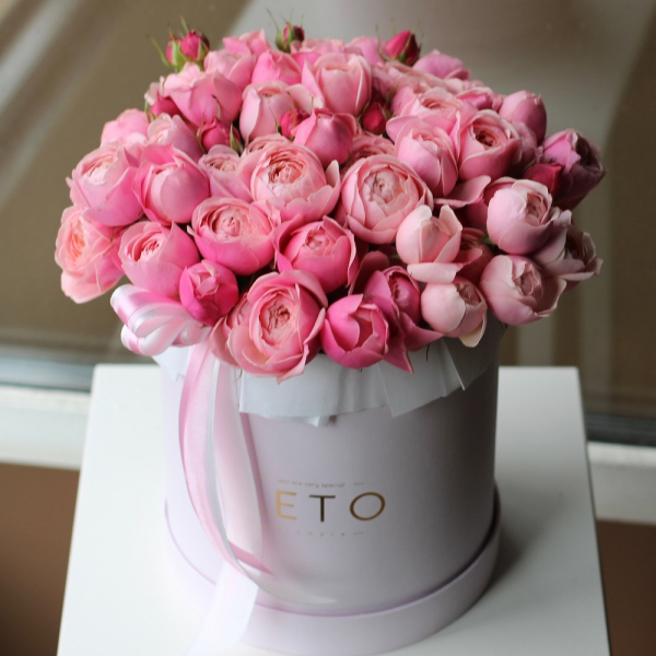 Spray roses in a hat box - Размер M