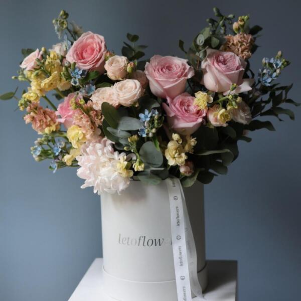 Surprise on a florisit taste in a hat box, light - Размер M