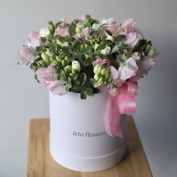 Sweet pea with Freesia in a hat box - Размер M