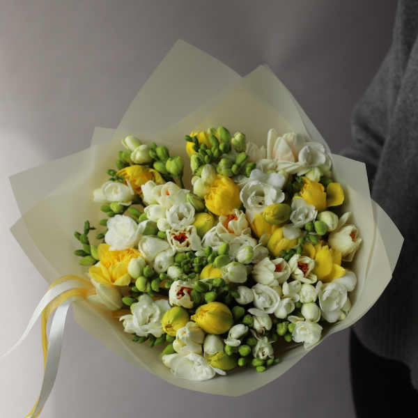 Daffodils with Freesia - Размер M