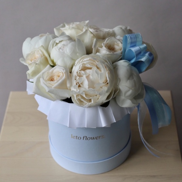 Peony with garden roses in a hat box