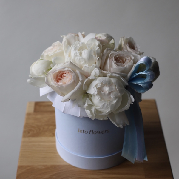 Peony with garden roses in a hat box - Размер S