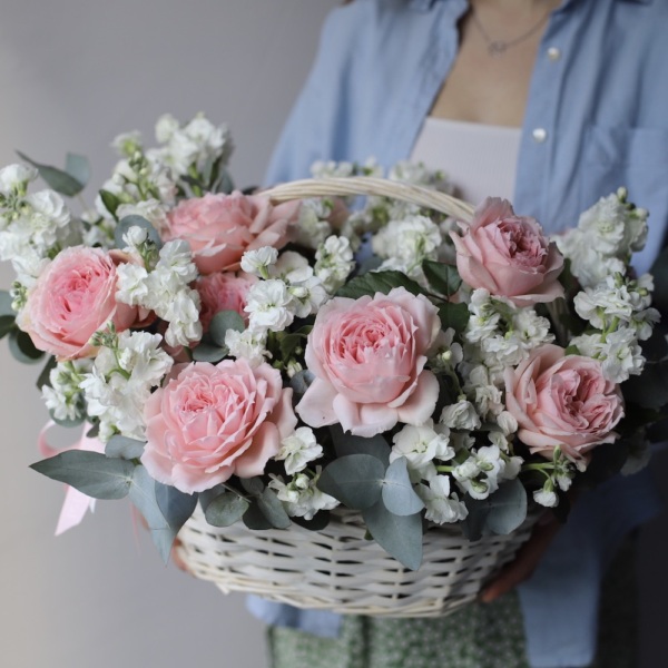 Basket with Spray Stock and Garden Roses - Размер M