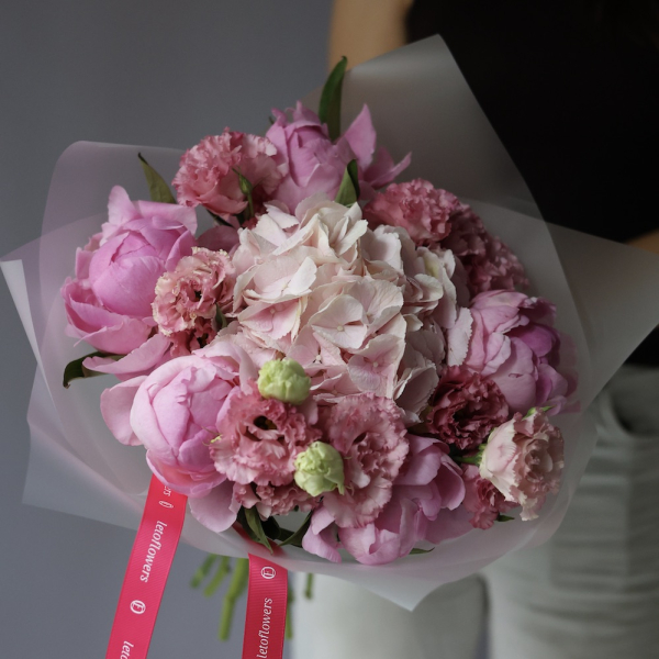 Peony with Hydrangea and Lisianthus - Размер S 