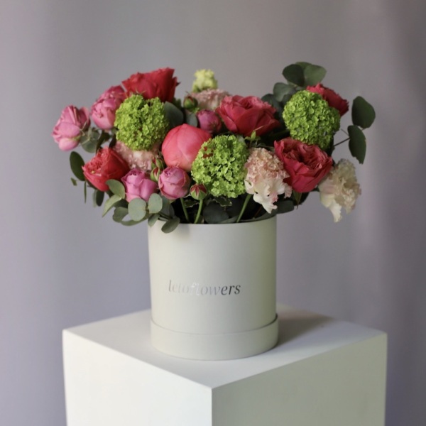 Surprise on a florisit taste in a hat box, bright -  Размер S 