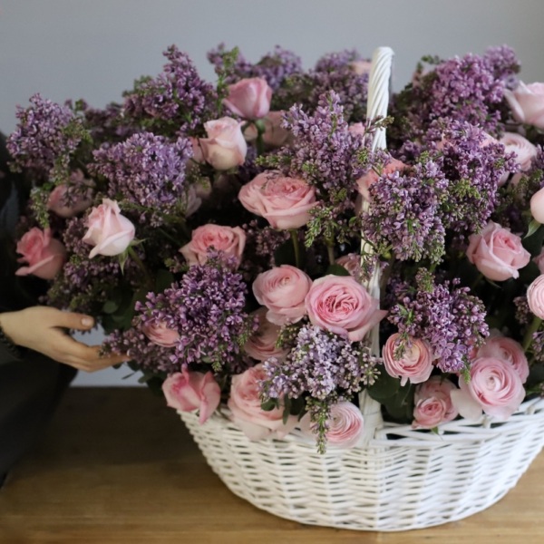 Ranunculus with Garden roses and Lilac in a basket - Размер 3XL