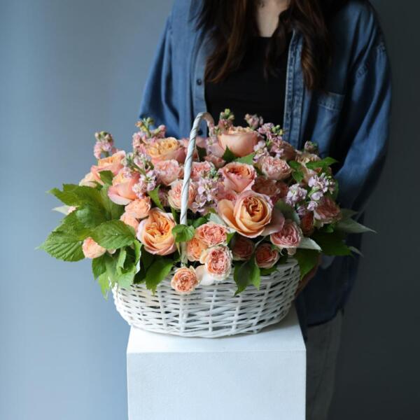 Basket with Garden roses, Spray roses and Stock - Размер M