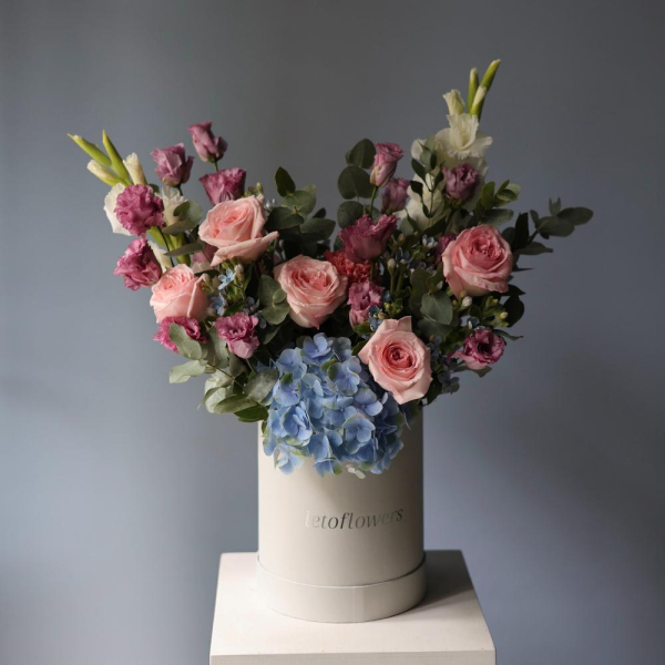 Surprise on a florisit taste in a hat box, light - Размер M