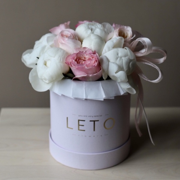 Peony with garden roses in a hat box - Размер S
