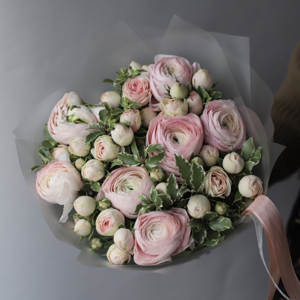 Ranunculus with Spray Roses - Размер S