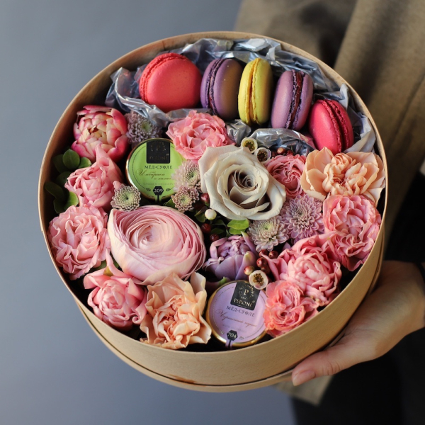 Шляпная коробка с цветами и макарунс, нежная - Размер M