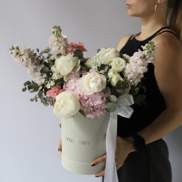 Surprise on a florisit taste in a hat box, light - Размер M