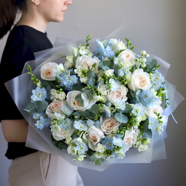 Garden Roses with Delphinium and Freesia -  Размер L 