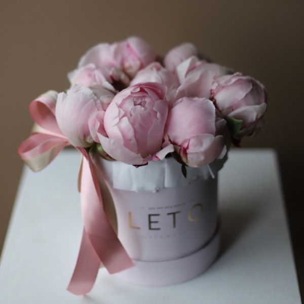 Light-pink Peonies in a hatbox - Размер S