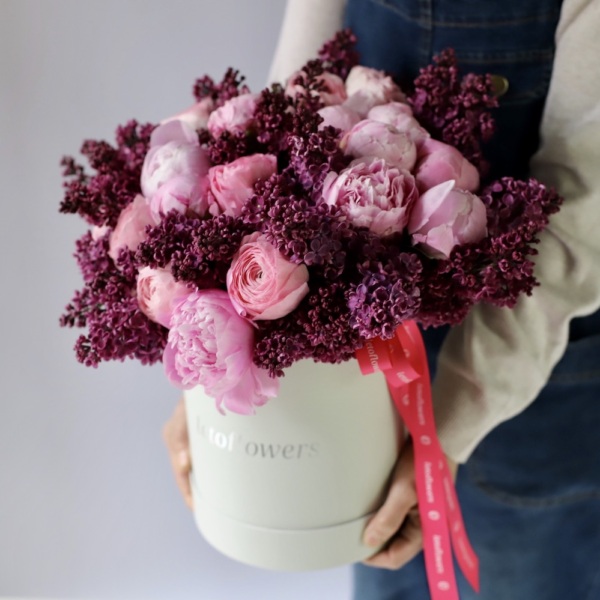 Peonies, Ranunculus and Lilac in a hatbox - Размер M