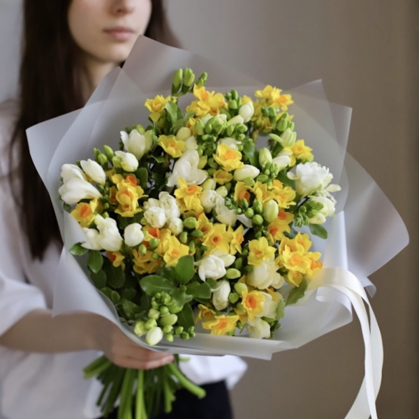 Daffodils with Freesia - Размер M 