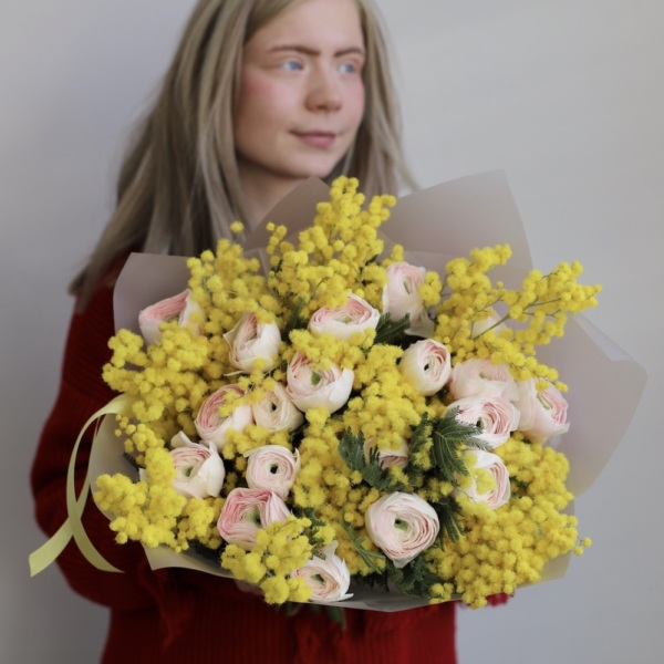 Mimosa with Ranunculus - Размер L