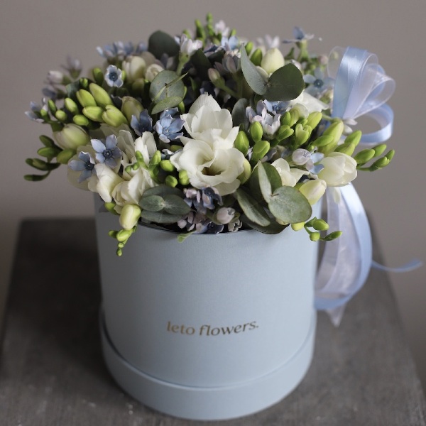 Sweet pea with Freesia in a hat box -  Размер S 