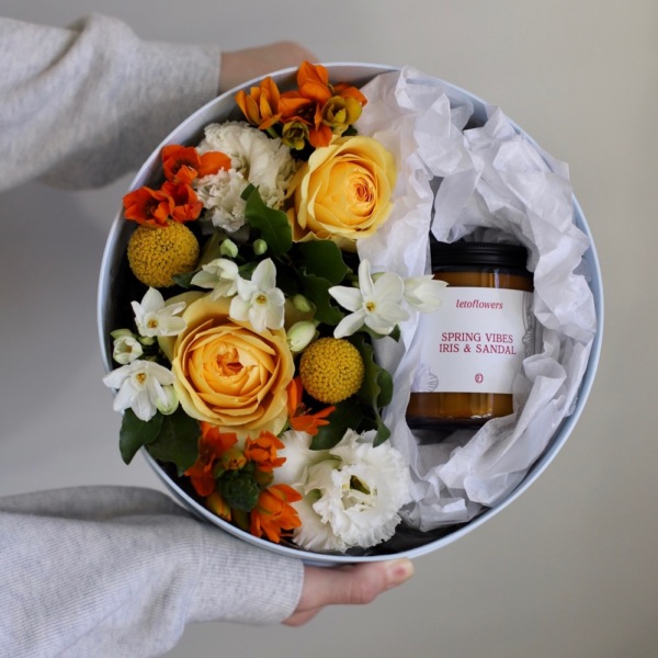 Hatbox with flowers and scented candle