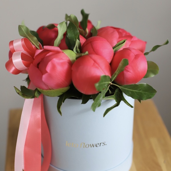 Coral peony in a hat box - Размер S