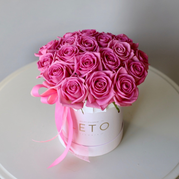 Pink roses in a hat box - Размер S