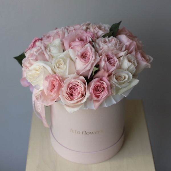 Light garden roses in a hat box - Размер M