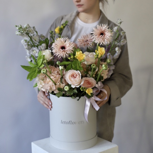 Surprise on a florisit taste in a hat box, light - Размер L