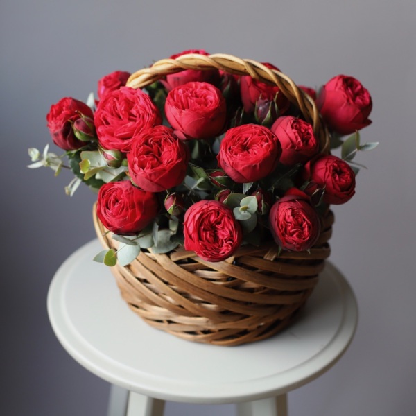 Garden roses of different sorts in a basket - Размер S