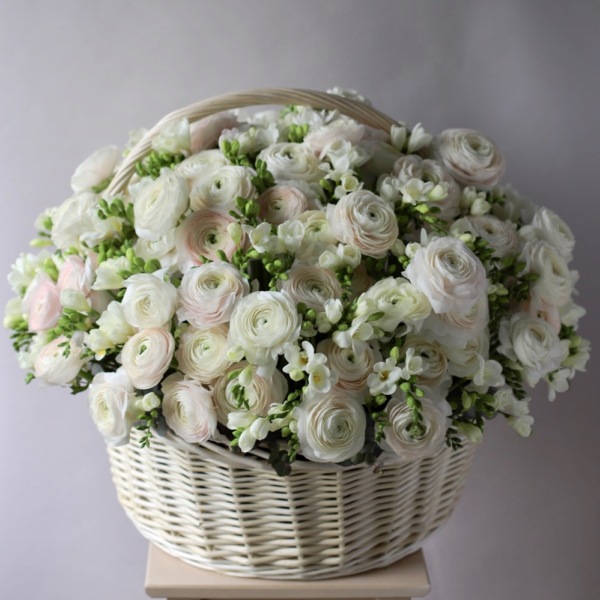 Ranunculus and Freesia in a basket - Размер 3XL