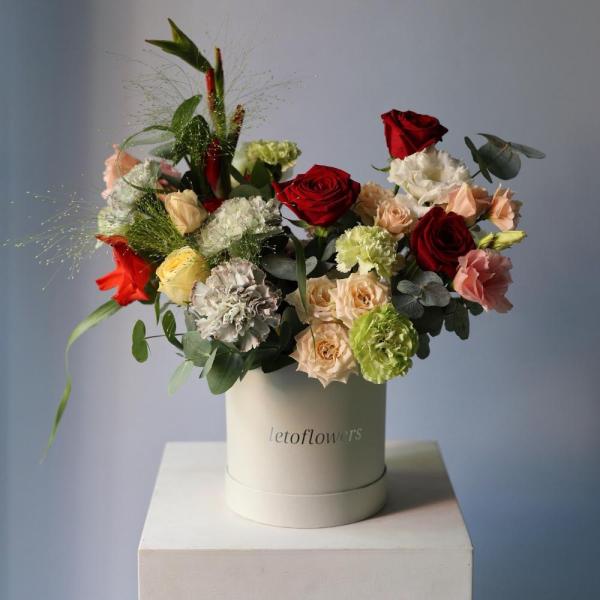 Surprise on a florisit taste in a hat box, light - Размер S