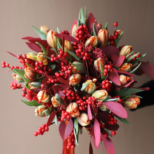 Tulips with Skimmia and Ilex - Размер M