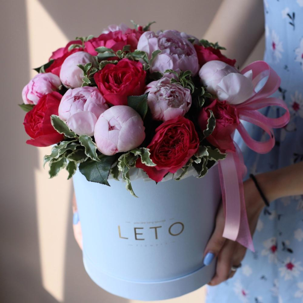 Peony with garden roses in a hat box - Размер M