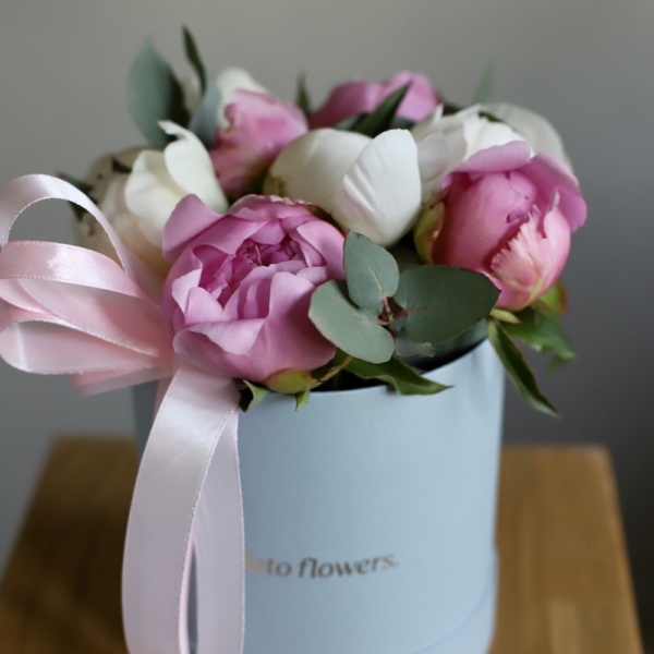 White and pink Peonies in a hat box - Размер S