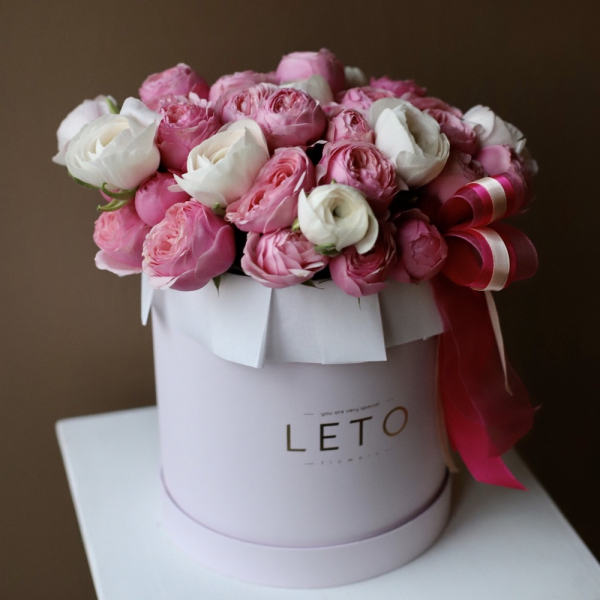 Ranunculus with Spray Roses in a hat box - Размер M