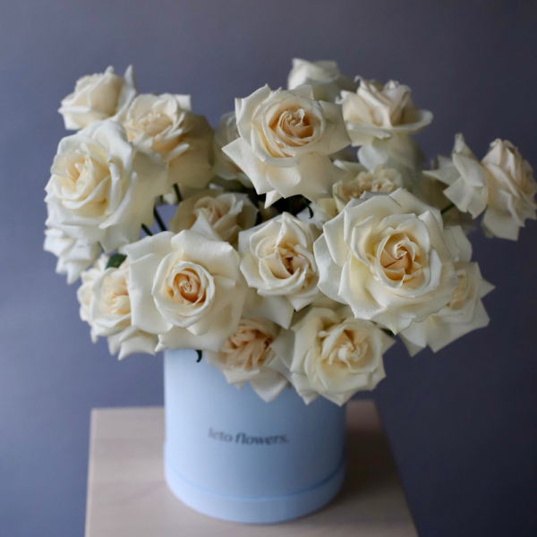 Hat box with roses "Creamy Gelato" - Размер M 