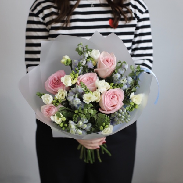 Garden Roses with Delphinium and Freesia - Размер S