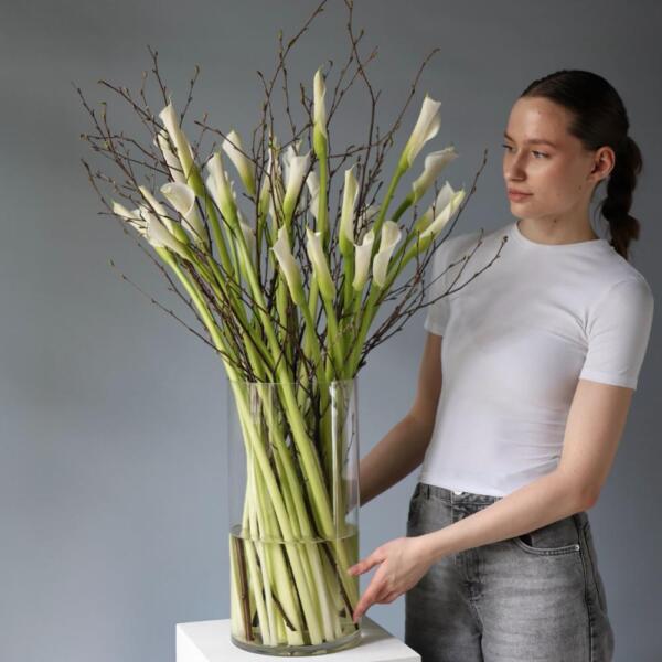 A bouquet of calla lilies and spring branches in a vase - Размер M