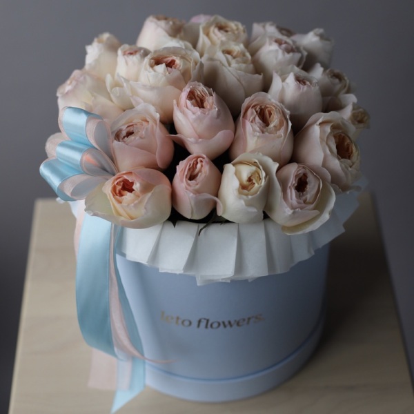 Light garden roses in a hat box - Размер M