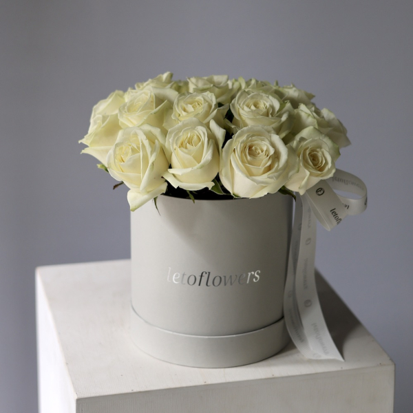 White roses in a hat box -  Размер S 