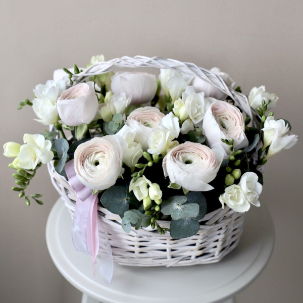 Ranunculus and Freesia in a basket - Размер S