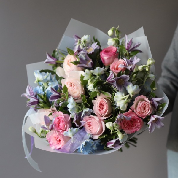 Garden Roses with Delphinium and Clematis - Размер M